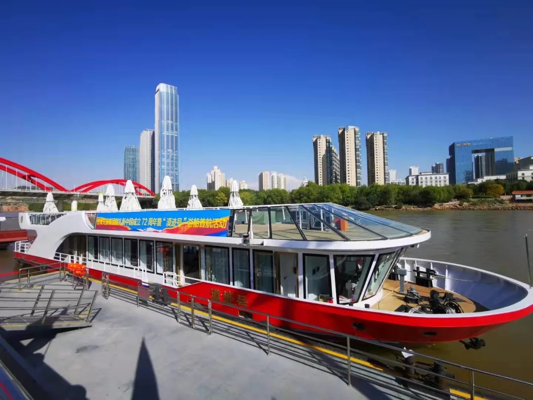 向祖国献礼——乐动平台app官网_乐动（中国）集团举办献礼新中国成立72周年暨“漠迹号”游船首航活动